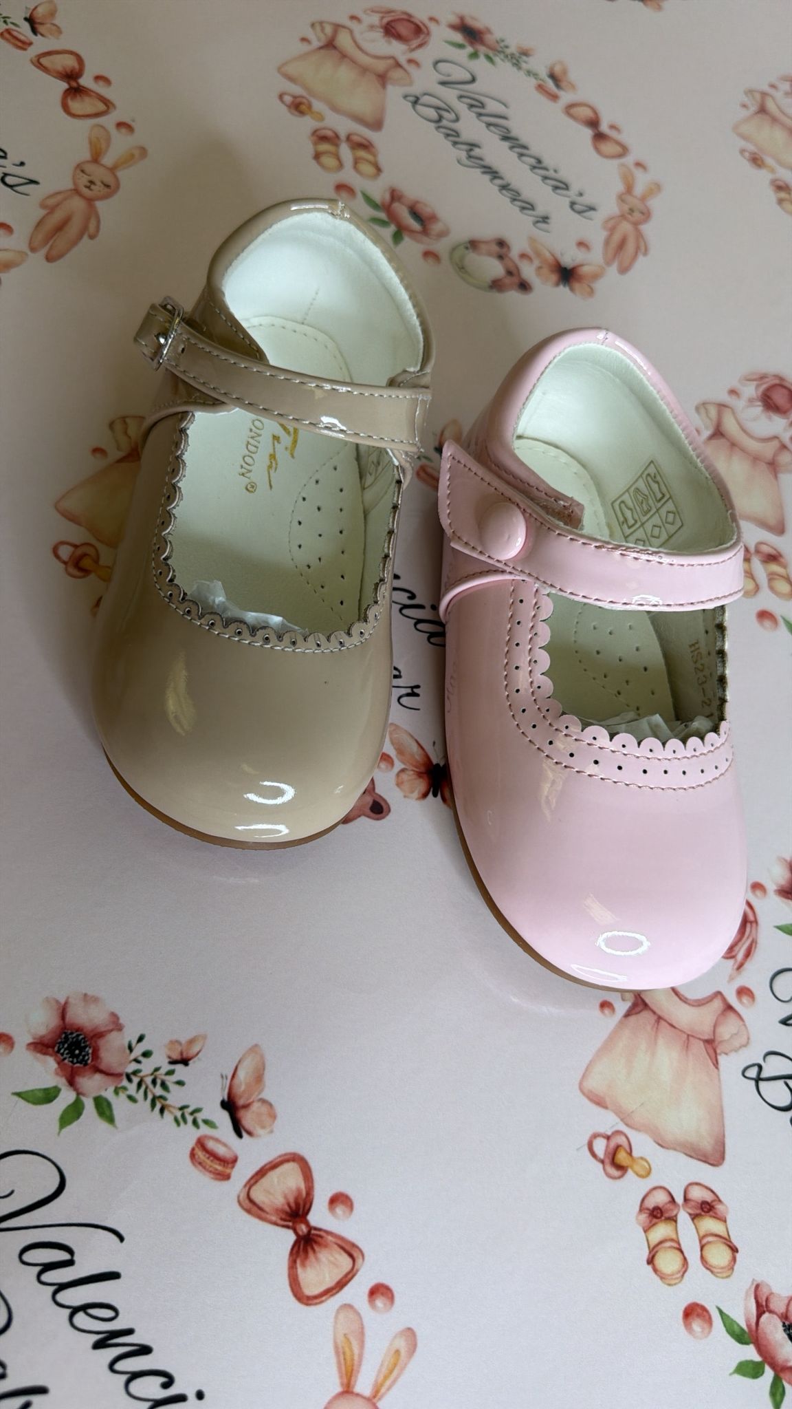 Beige patent shoes