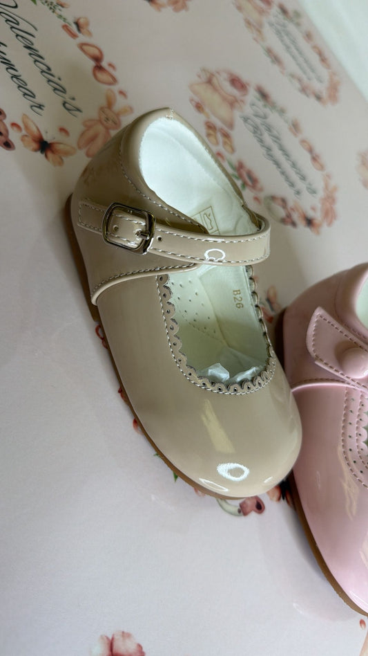 Beige patent shoes